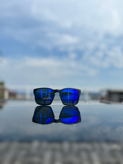 Solbriller med blå polarisert linse